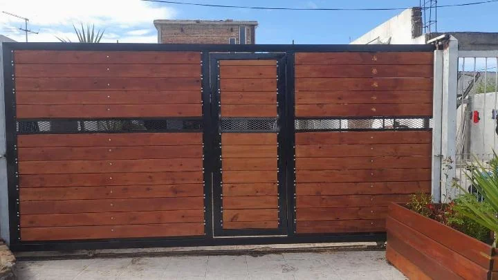Portón combinado de madera y hierro realizado por Nicolás Grand