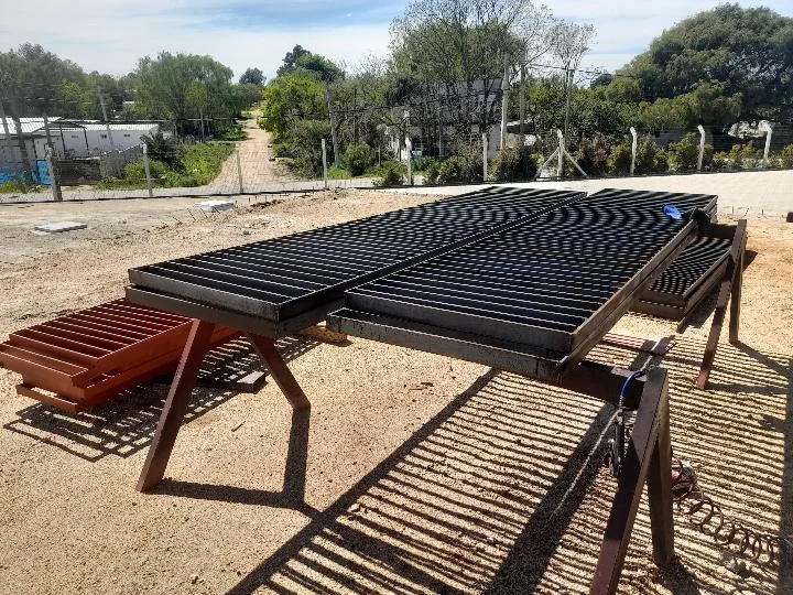 Vista del taller con estructuras metálicas durante su fabricación